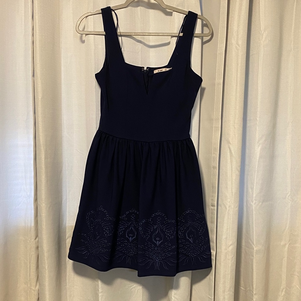 Mi Ami Francesca’s Navy  Sleeveless Dress with Embroidered Hem size xs